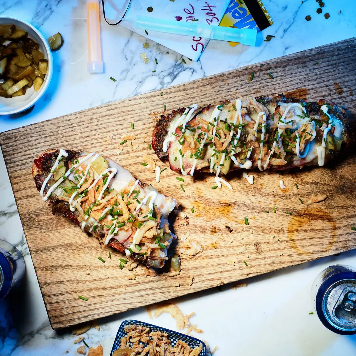 Pizza em estilo polonês com cogumelos e cebolinha (Zapiekanka)