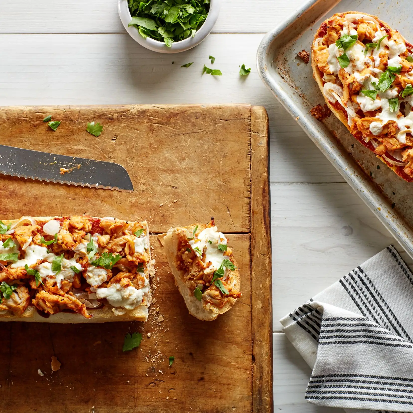 Churrasco pizzas de pão francês com mussarela defumada