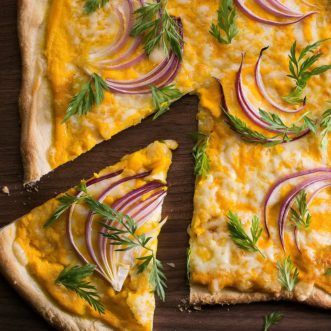 Pizza de cenoura com fontina e cebola vermelha