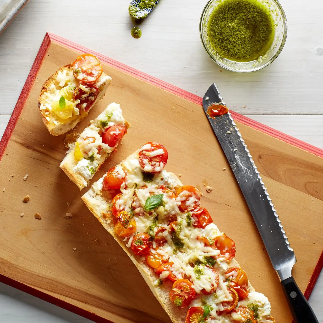 Pizzas de pão francês com ricota, tomate assado e pesto