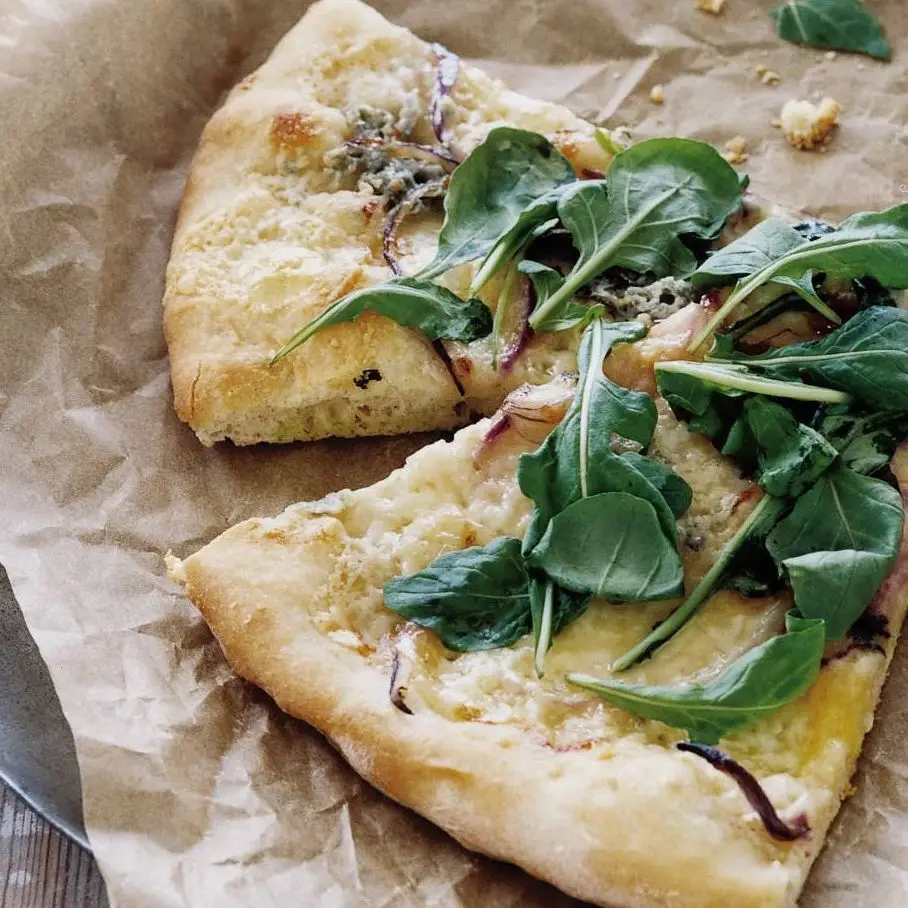 Pizza de três queijos com cebola, sálvia e rúcula