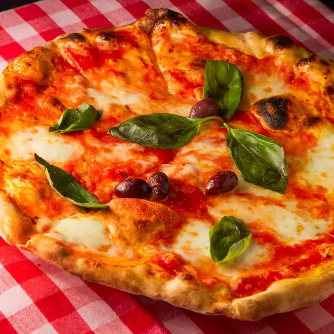 Pizza no estilo napolitana (pizza napolitana)