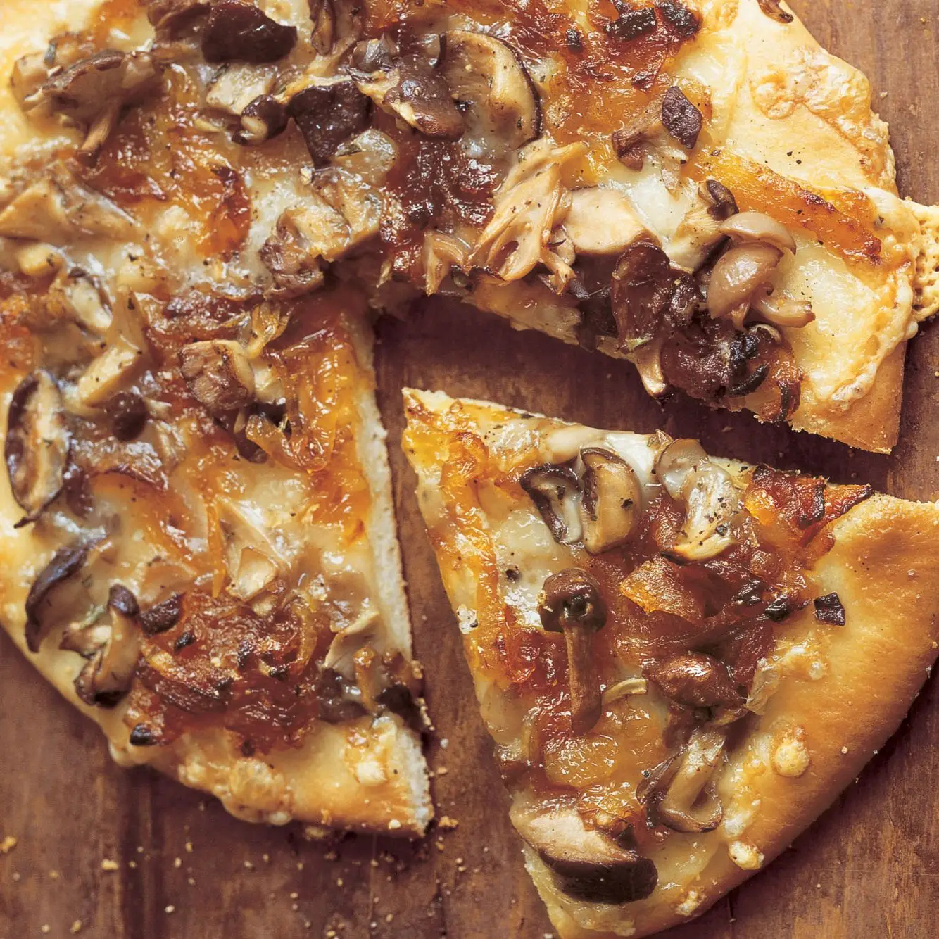 Pizza selvagem de cogumelos com cebola caramelizada, fontina e alecrim