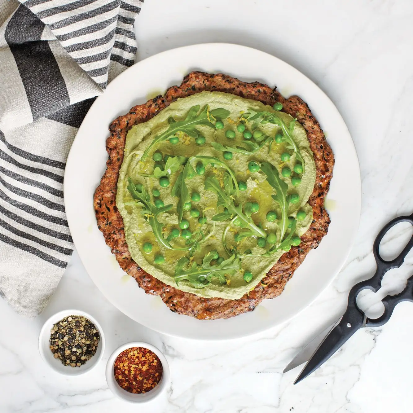 Crosta de pizza de abobrinha com pesto de ervilha de limão