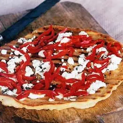 Pizza de feta e pimentão vermelho