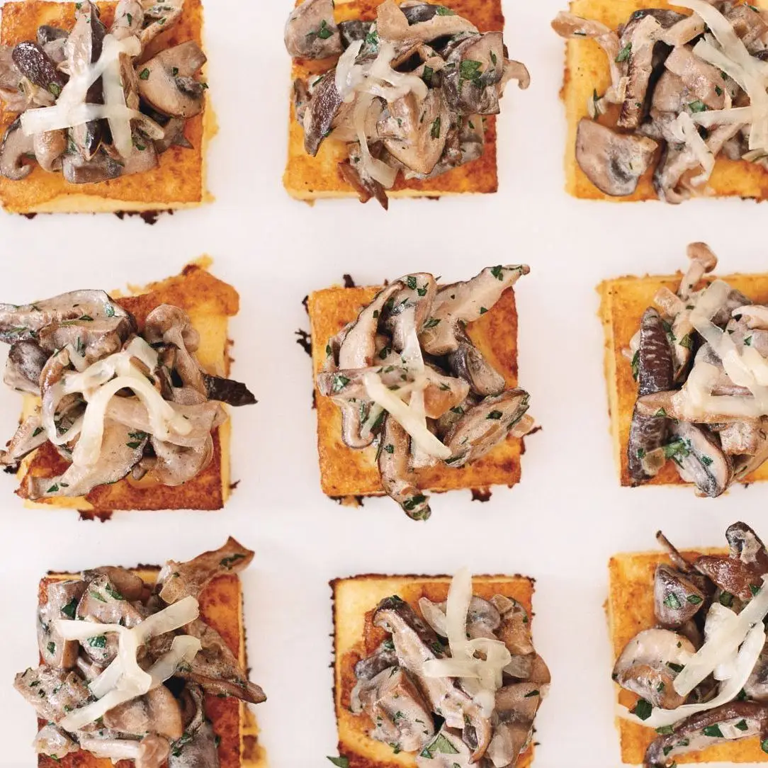 Rago 13 de cogumelo selvagem em polenta crocante com queijo Comte