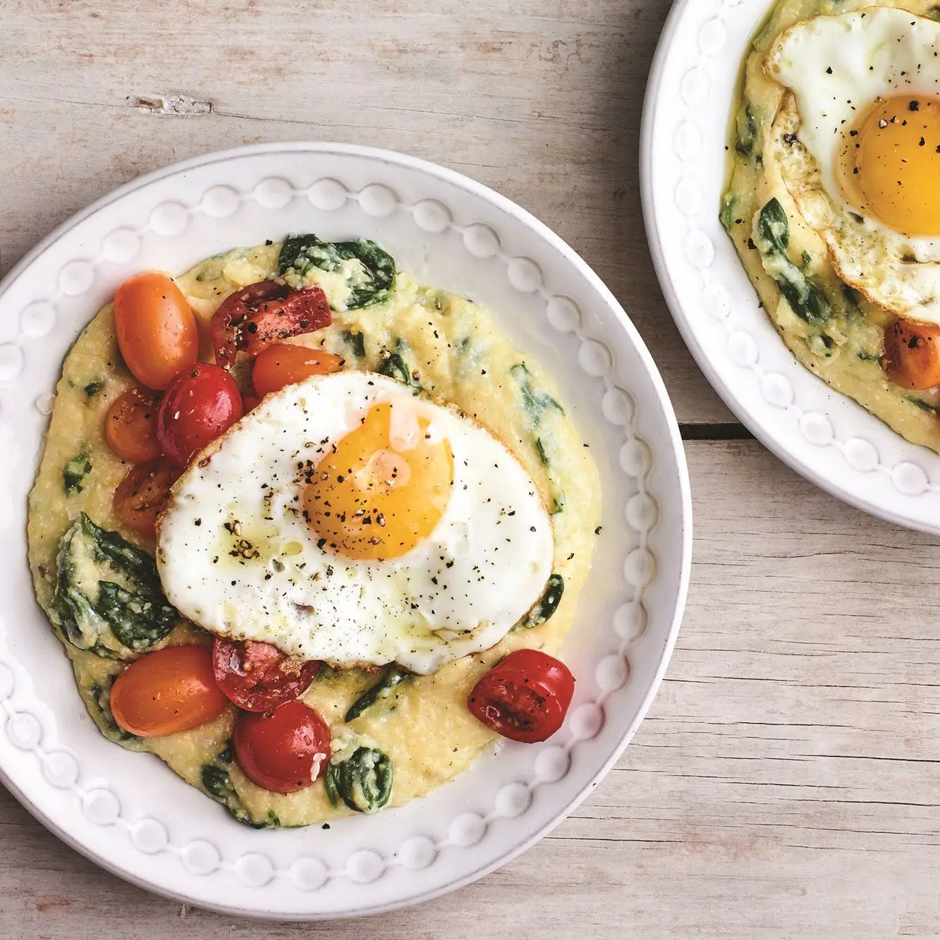 Polenta de ricota de fogão lento com salada de tomate