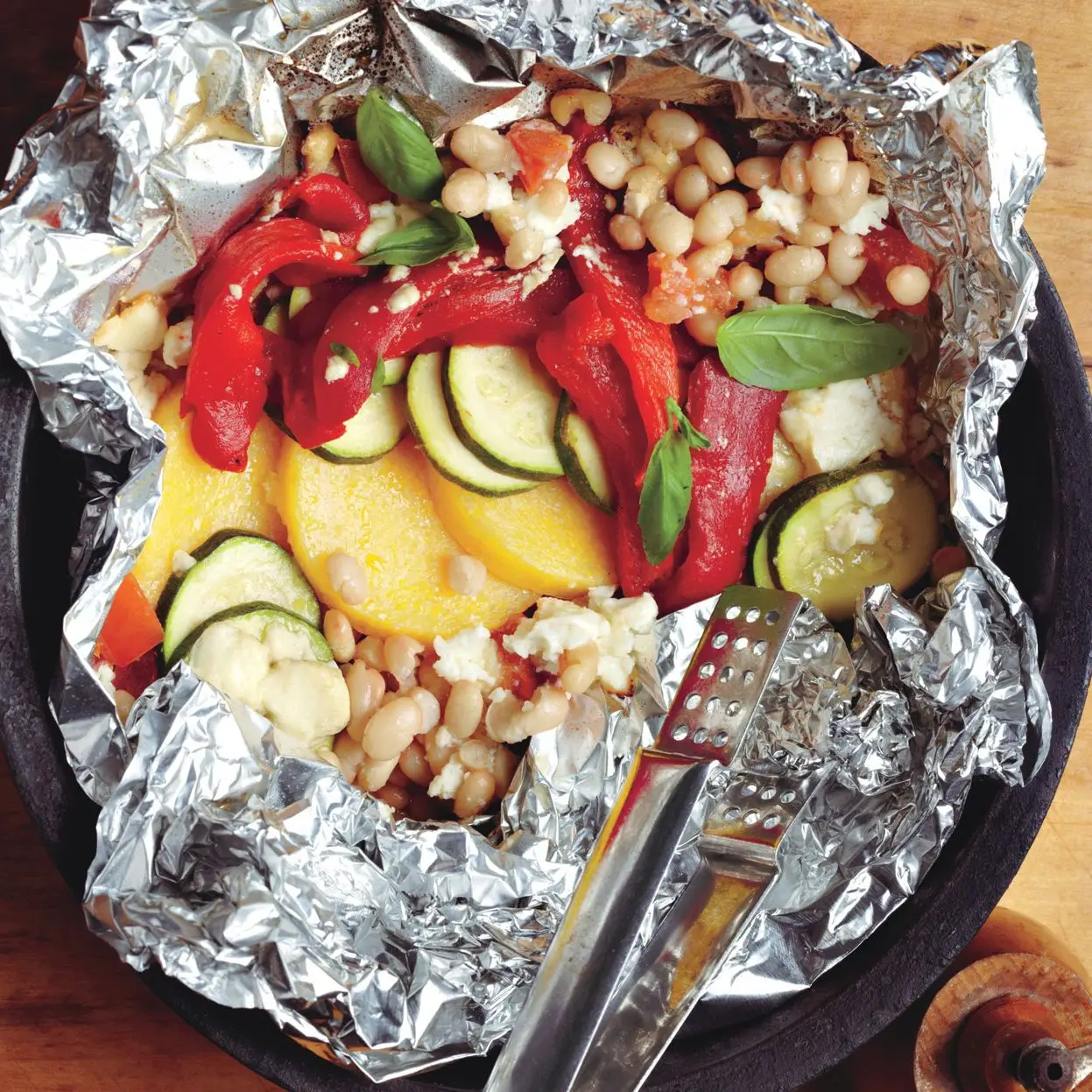Polenta pilha com salada de feijão da marinha
