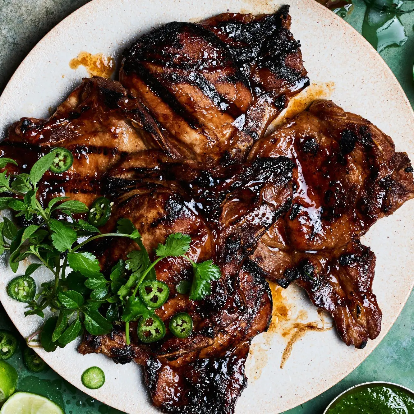 Costeleiros de porco com soja com ervas e jalapeños