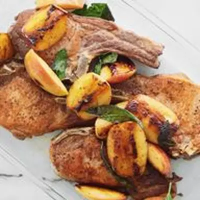 Costeletas de porco com 3 ingredientes com maçãs assadas e sálvia