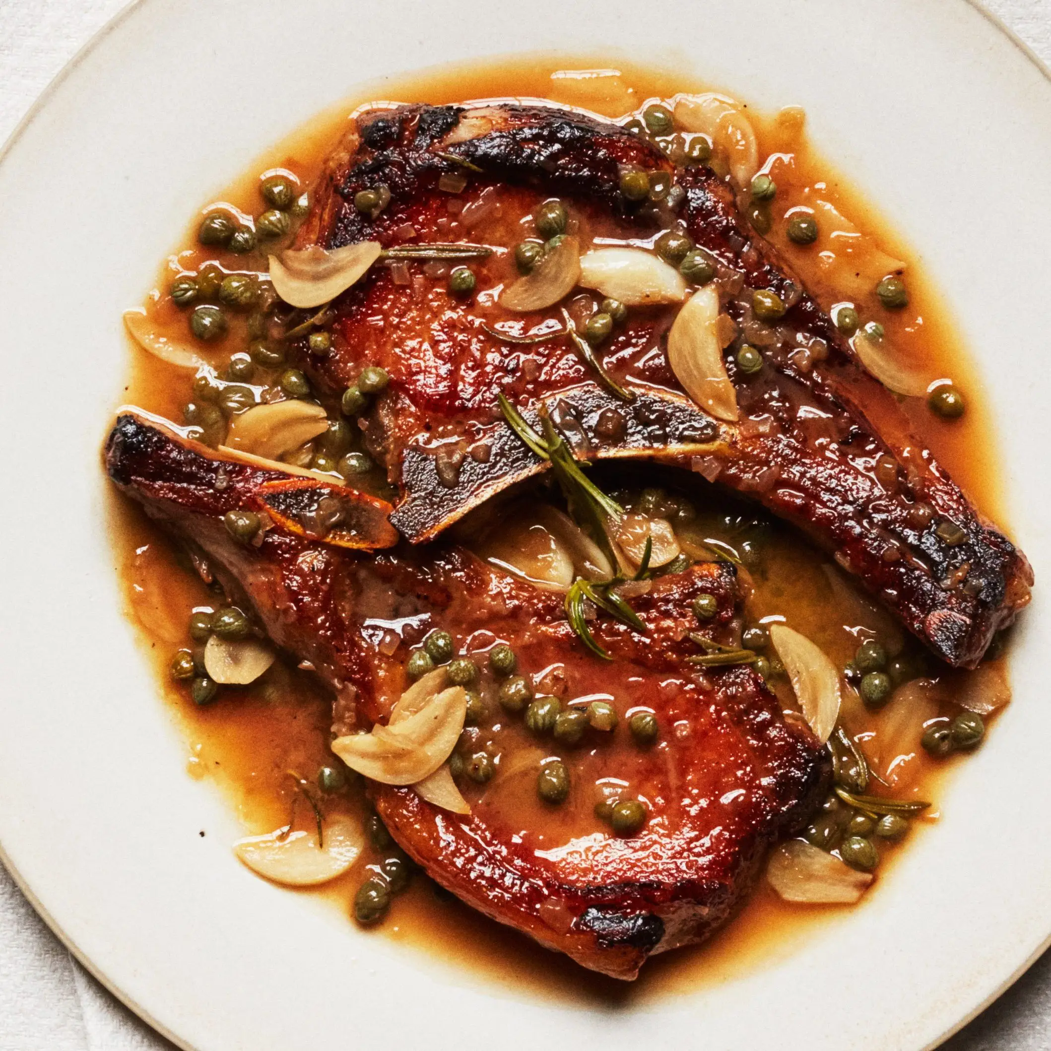 Costeleiros de porco doces e sautas