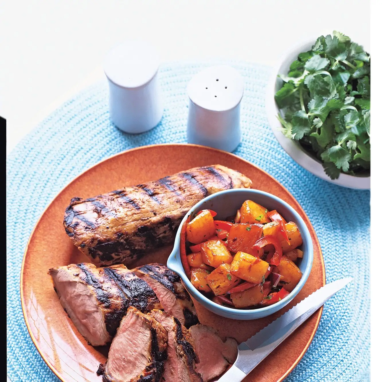 Lombo de porco grelhado com salsa de abacaxi assado