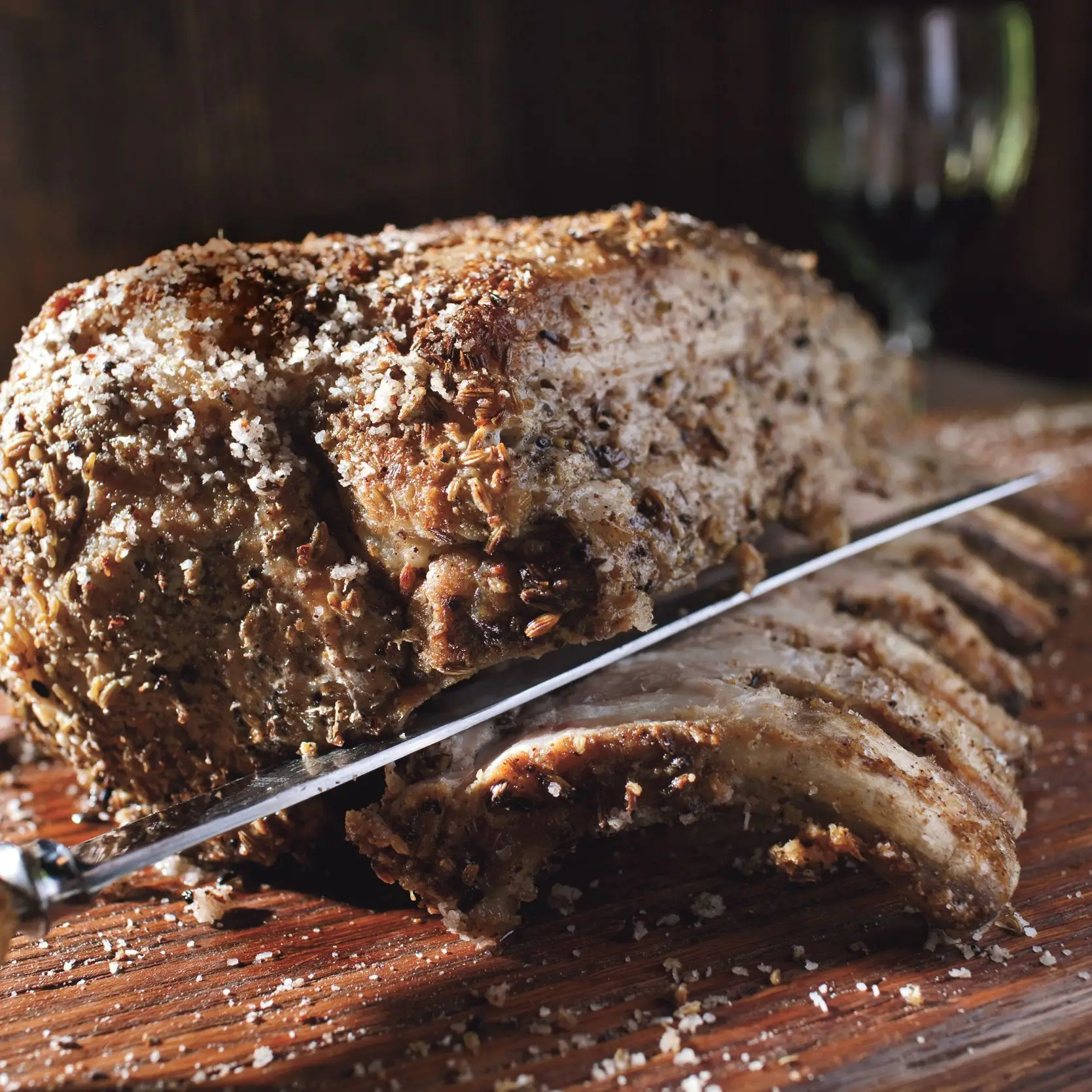 Lombo de porco embalado com sal e tempero assado