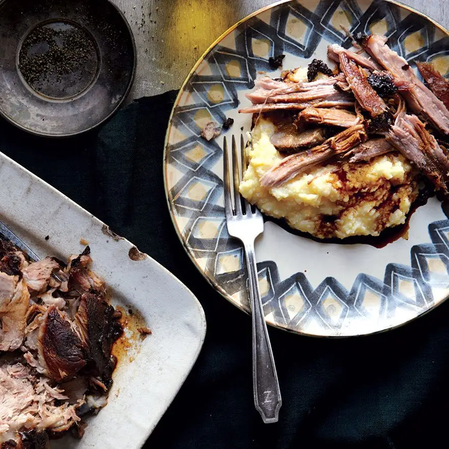 Ombro de porco assado lento com mostarda e sálvia