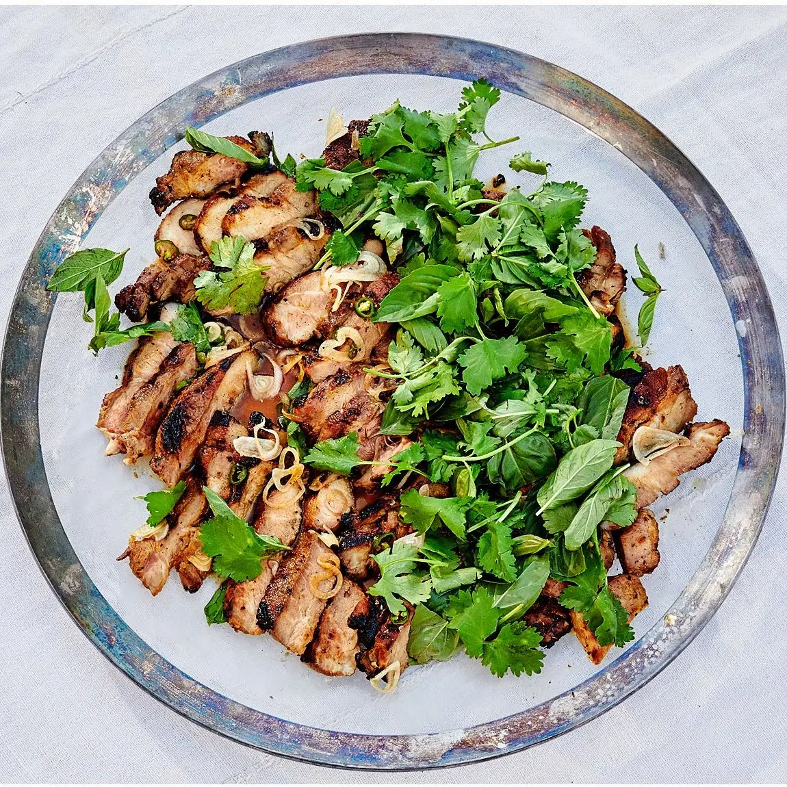 Bifes de ombro de porco grelhados com salada de ervas