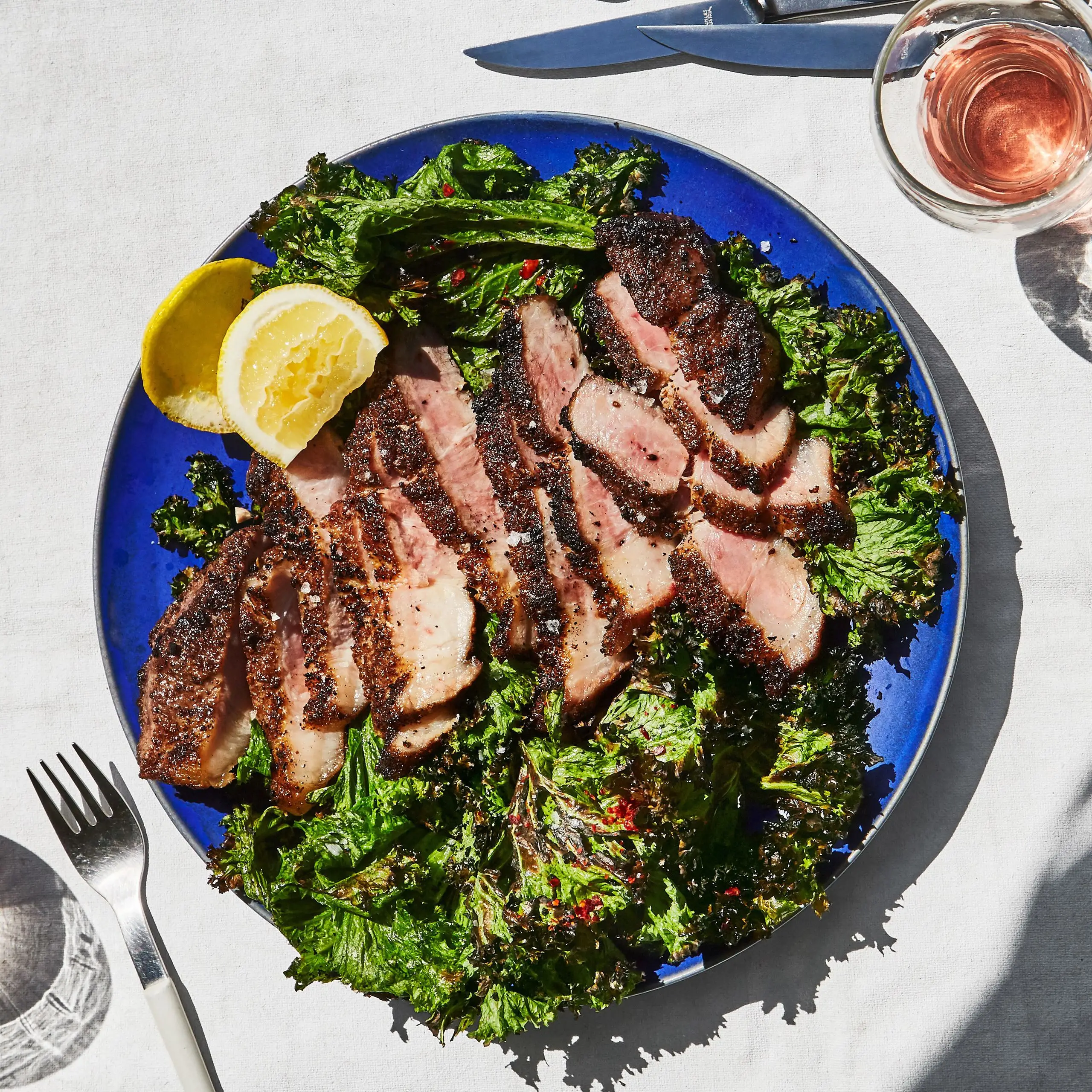 Bifes de ombro de porco com mostarda grelhada