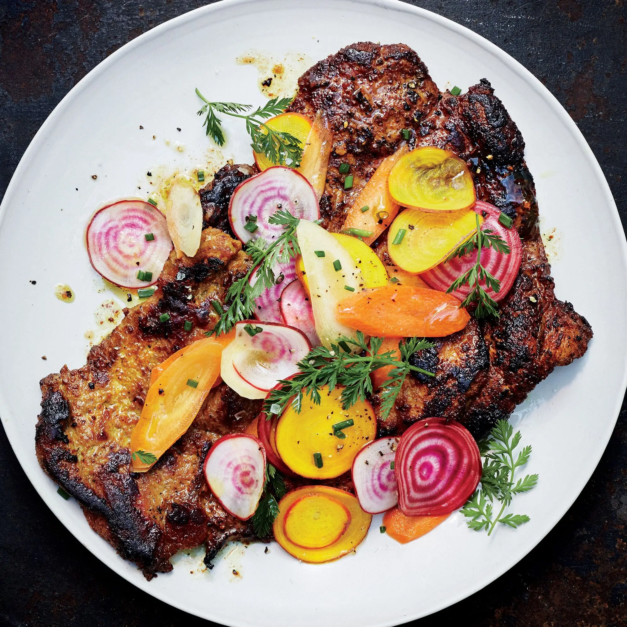 Carne de porco com beterraba e salada de cenoura
