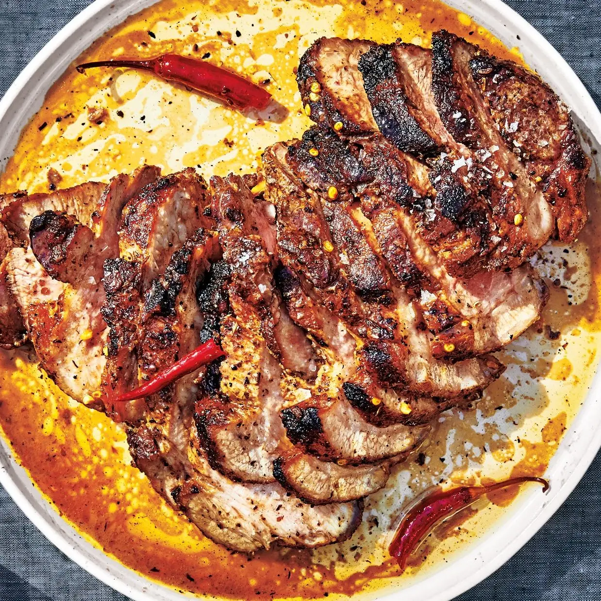 Ombro de porco grelhado com molho de vinagre de manteiga