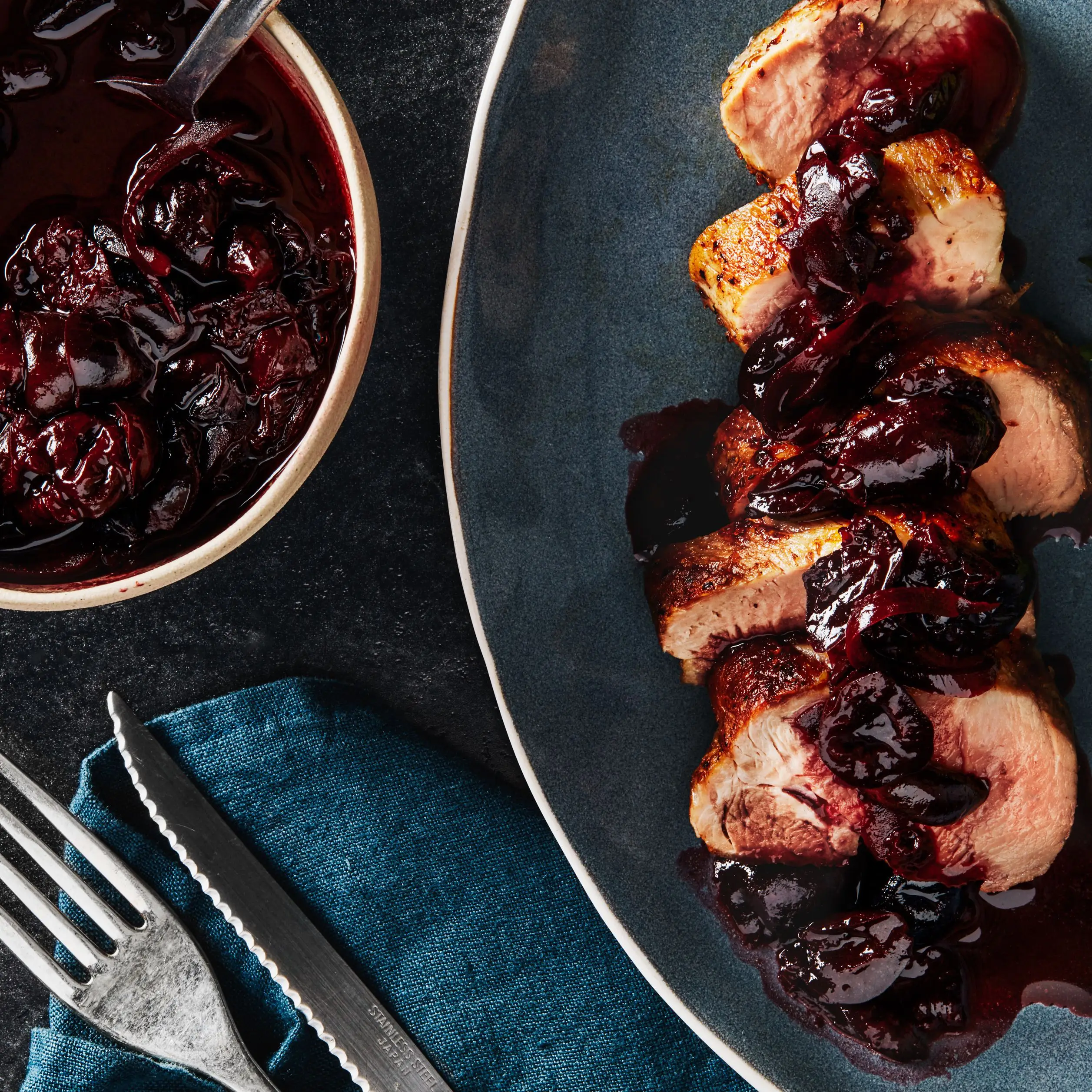 Pomunicação de porco temperado com molho de pan de cerejeira