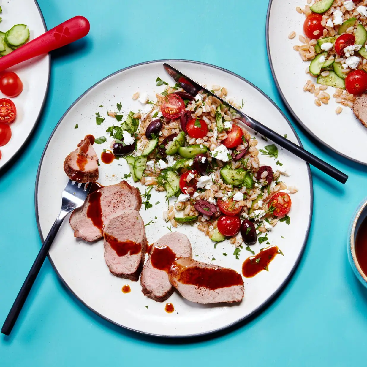 Lombo de porco com especiarias com uma salada de grão mediterrânea