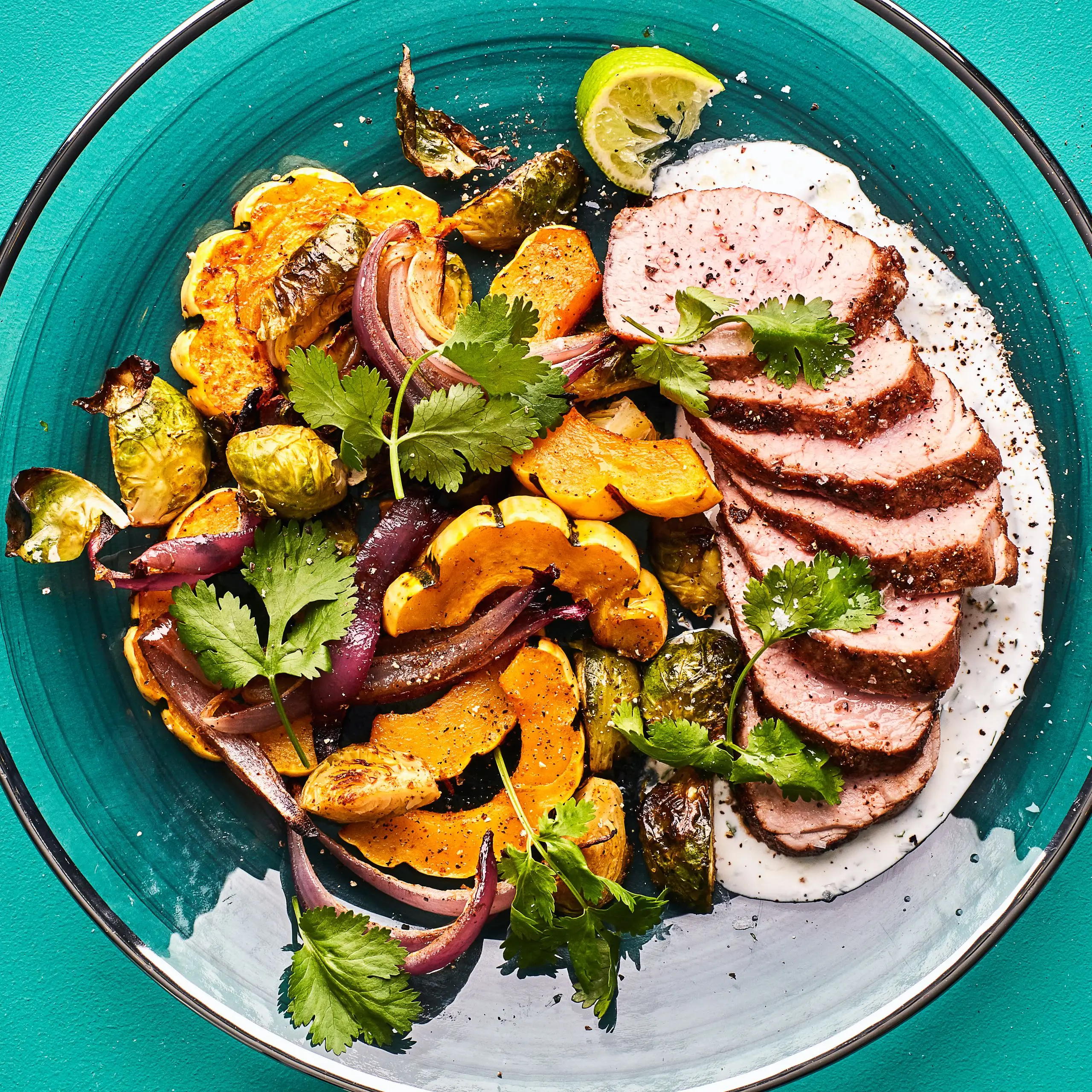 Ancho Chile porco lombo com couve de Bruxelas e abóbora