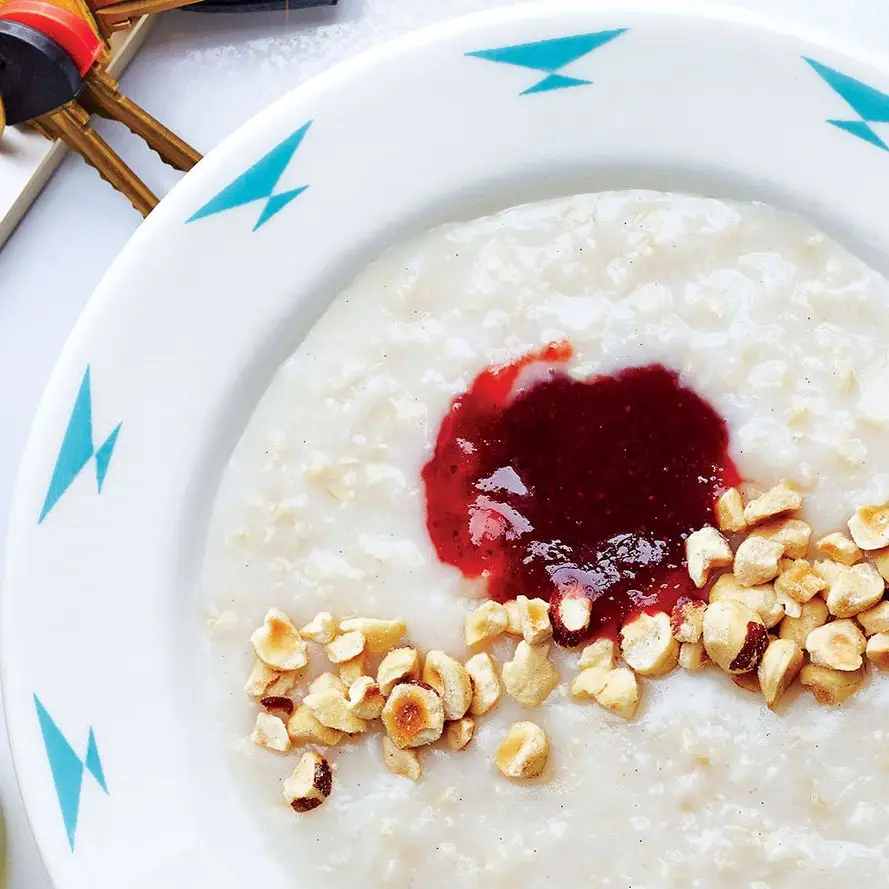 Mingau de arroz integral com avelãs e geléia