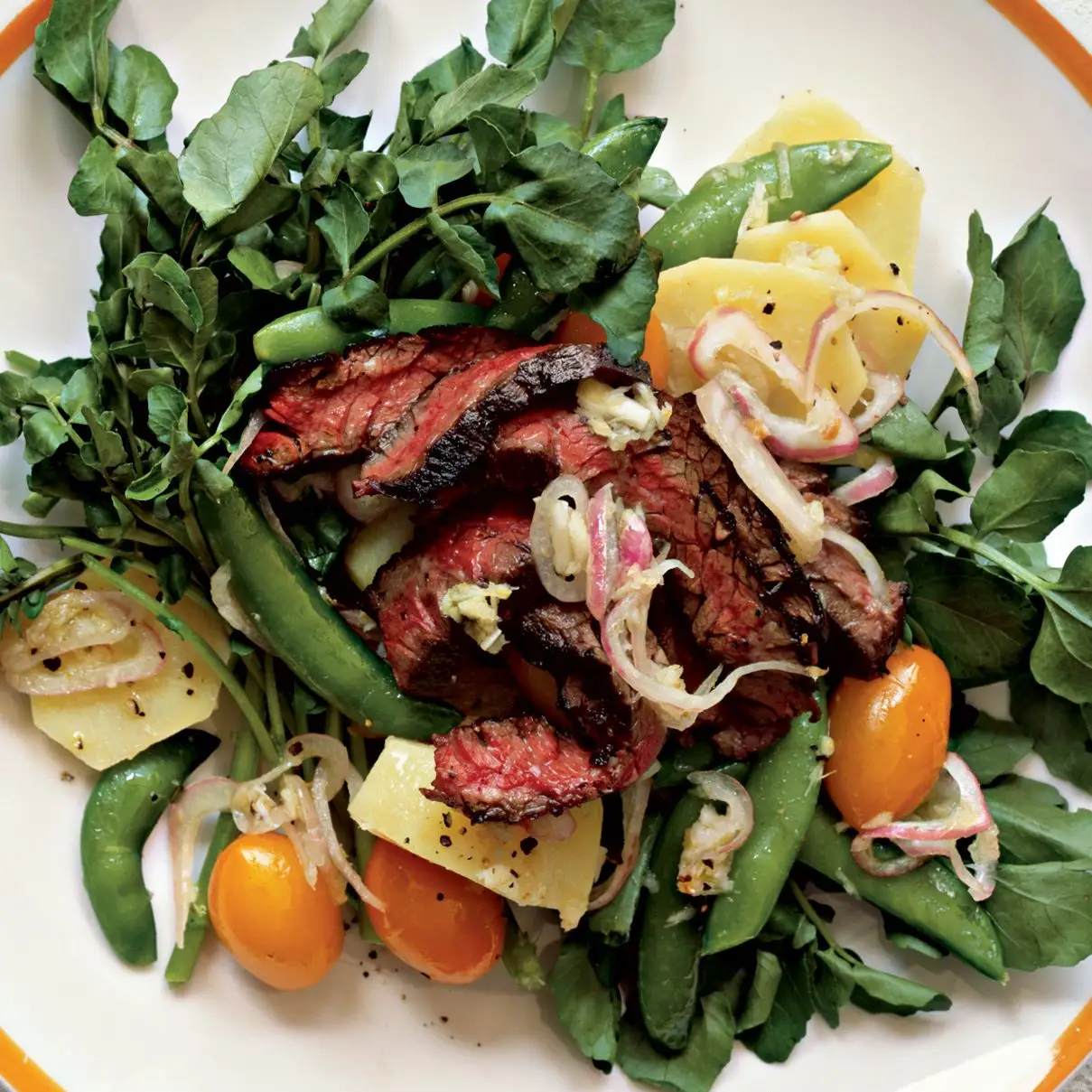 Salia de saia e salada de batata de rábano