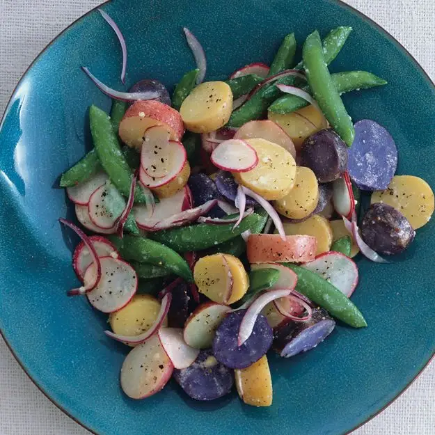 Salada de batata Caesar com ervilhas de açúcar