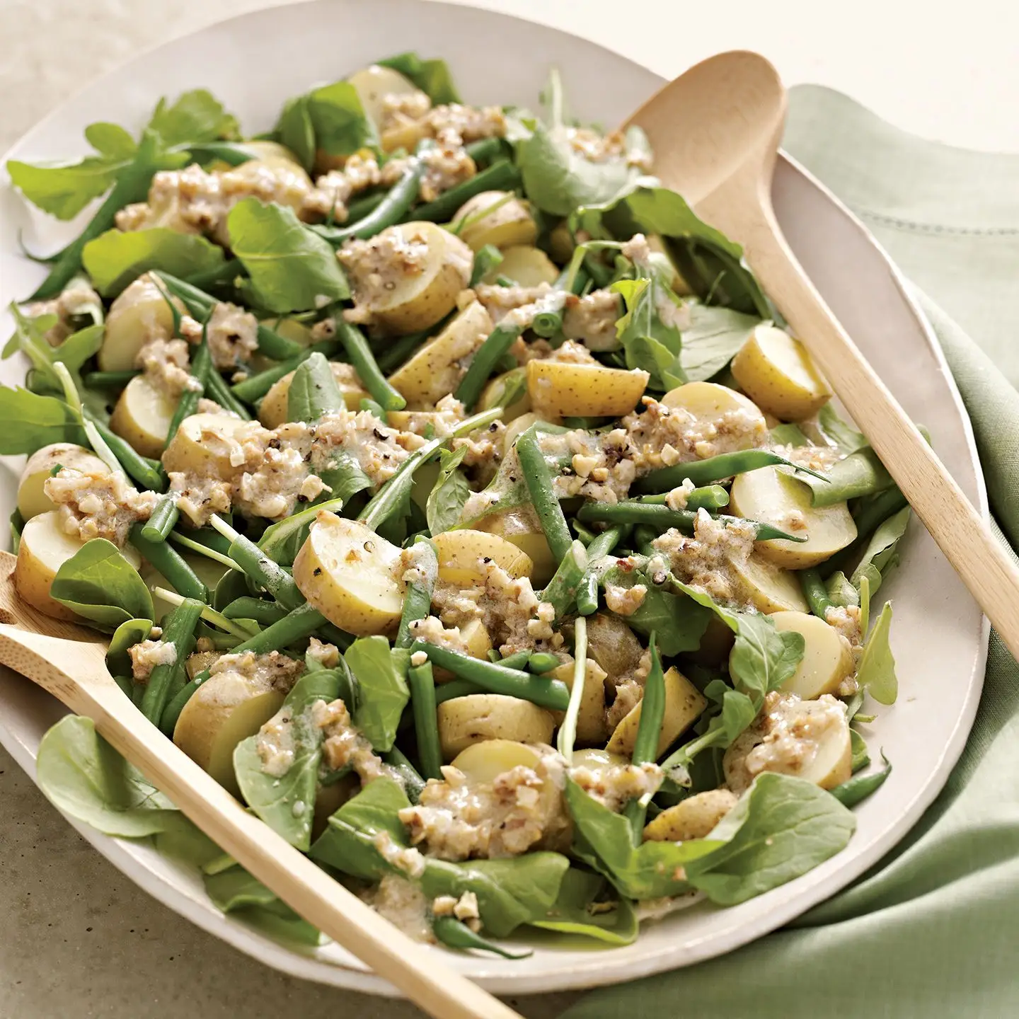 Rúcula, batata e salada de feijão verde com molho de nogueira
