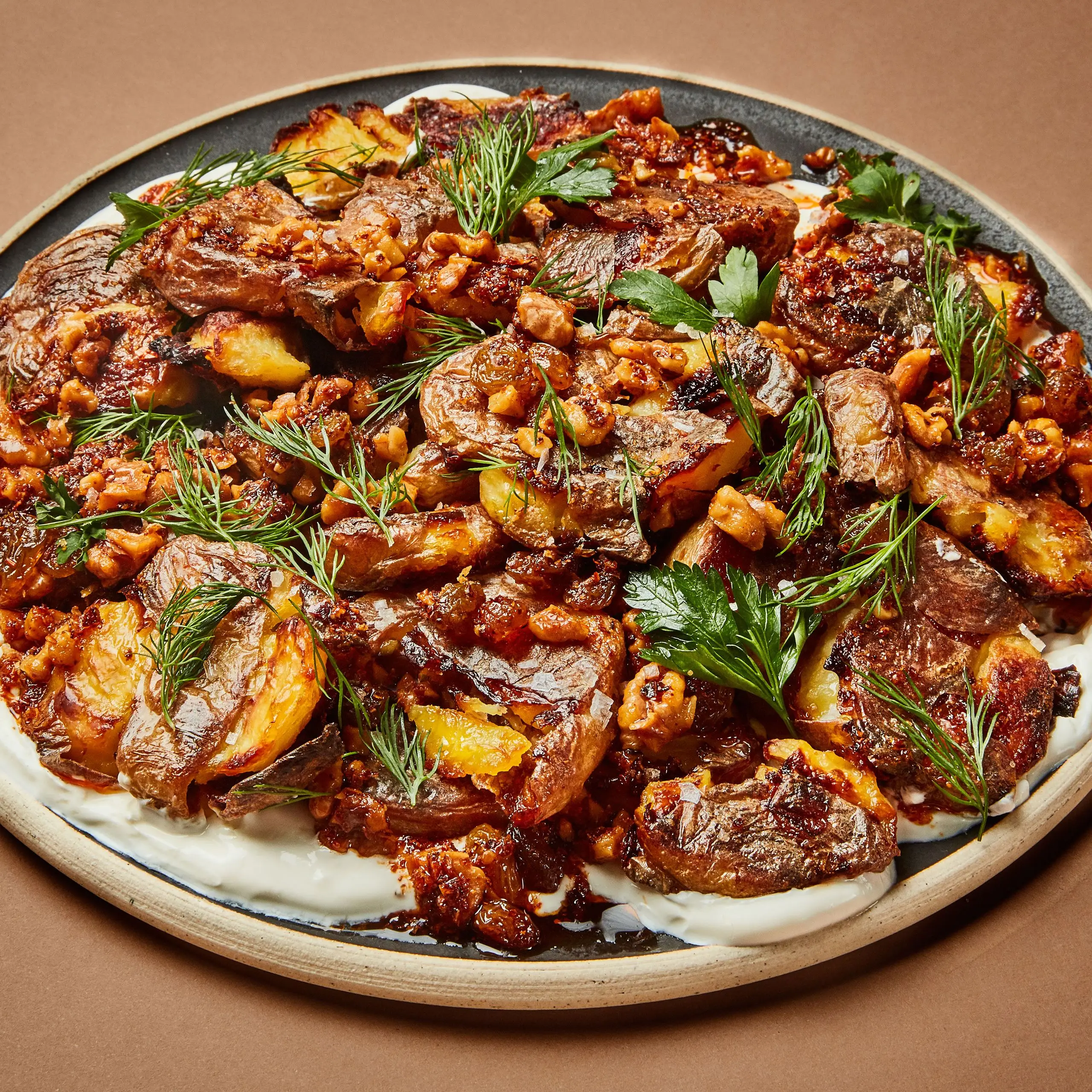 Batatas quebradas crocantes com molho de nozes