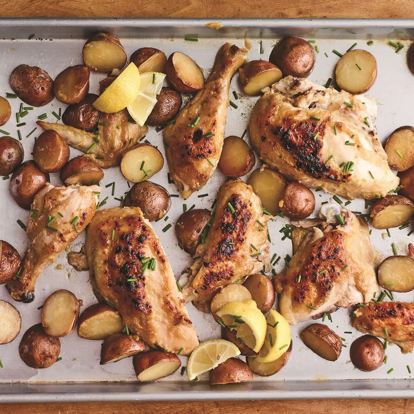 Frango assado e batatas assados ​​para manteiga de missôs lentos