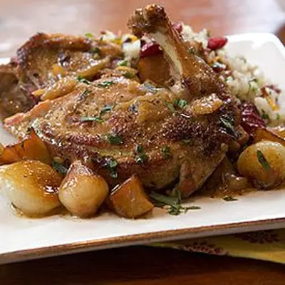 Faisão com cebolinha e maçãs com cebolinha e maçãs