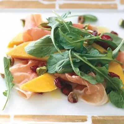 Presunto com caqui, romã e rúcula
