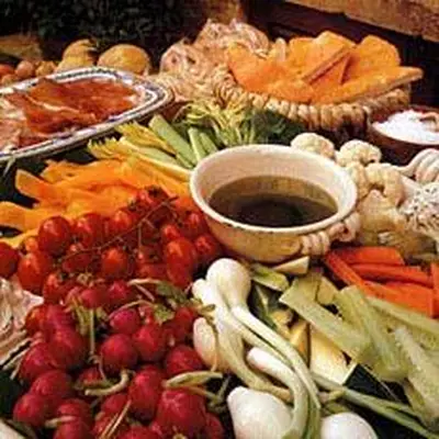 Prato de legumes frescos com molho de azeite