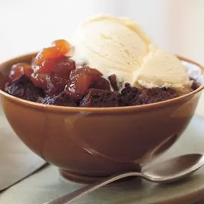 Puddings de gengibre com maçãs cristalizadas