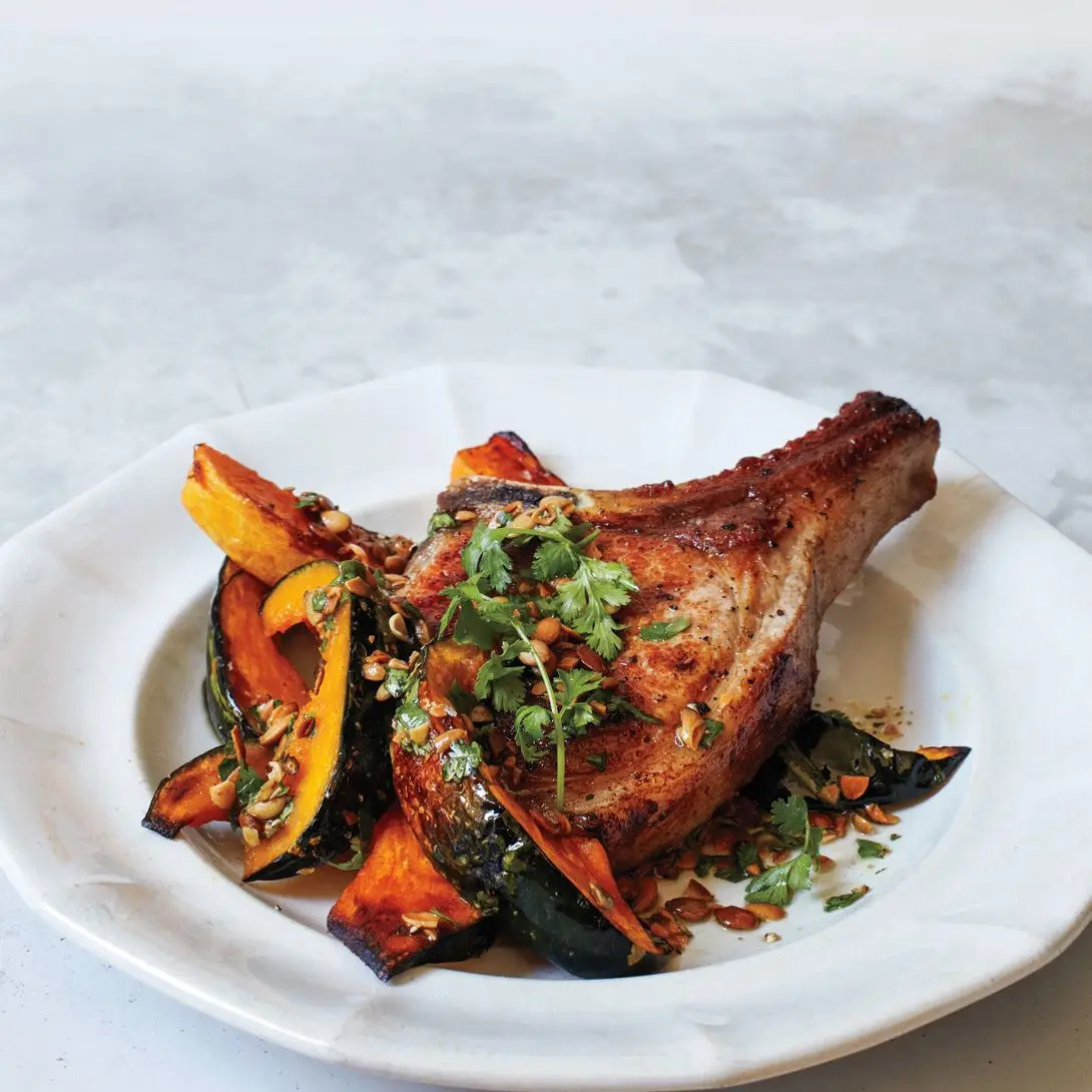 Costeletas de porco e abóbora com vinagrete de sementes de abóbora