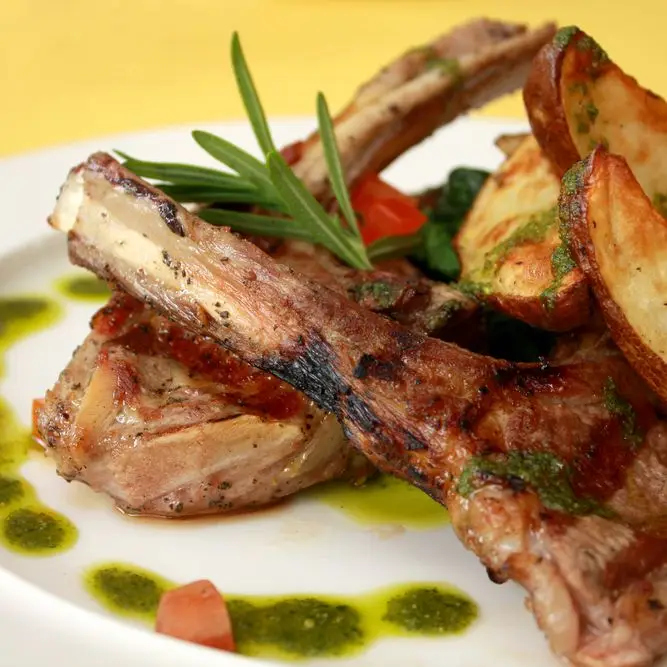 Cack assado de cordeiro com molho de hortelã