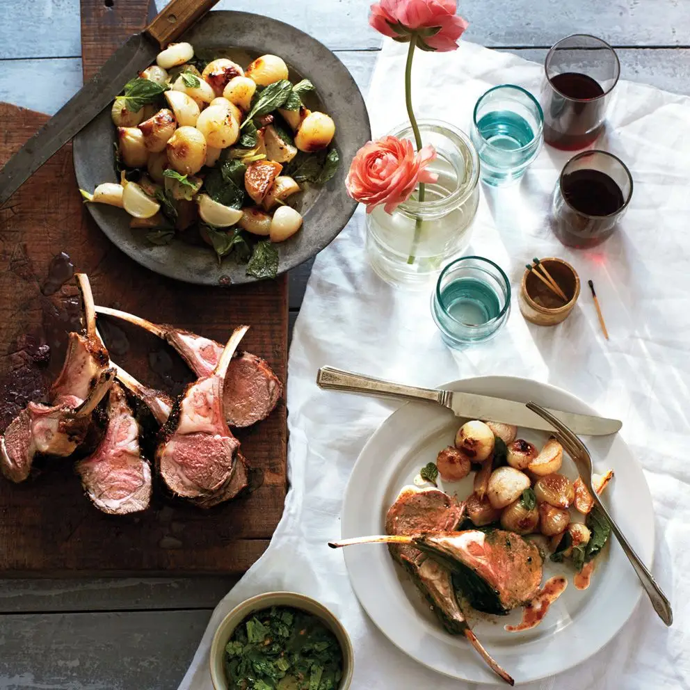 Rack de cordeiro com nabos de bebê e salsa verde