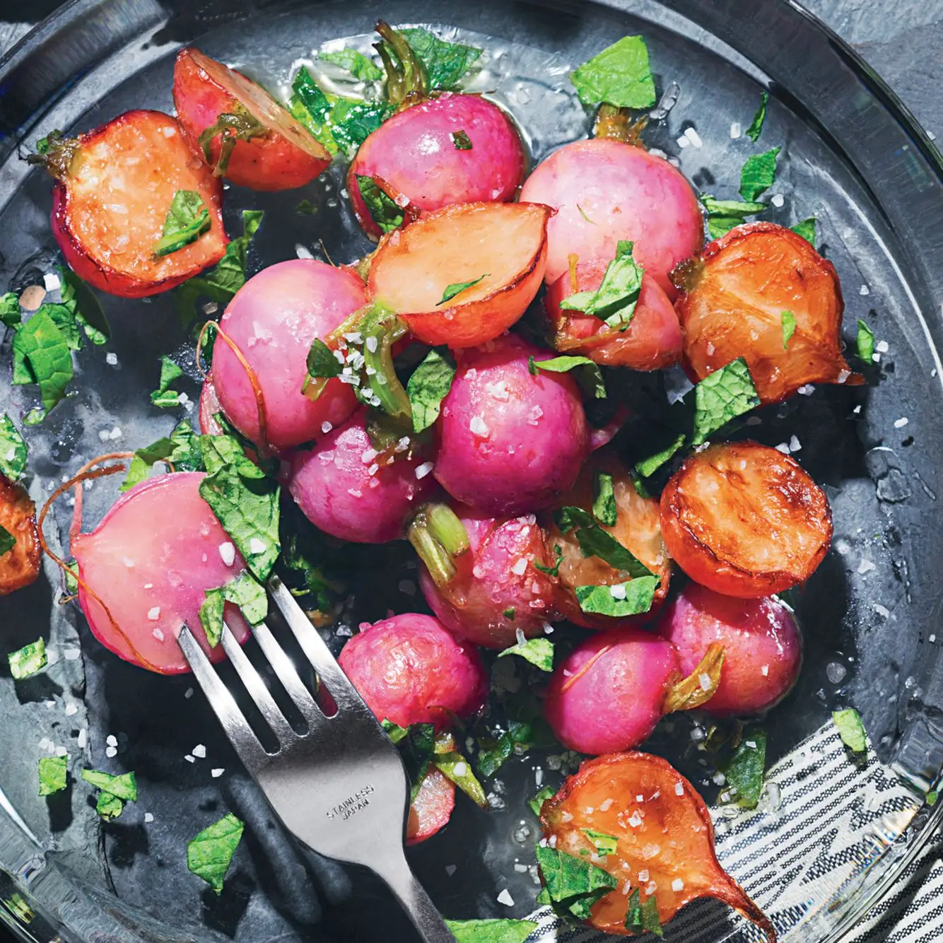 Rabanetes assados ​​com manteiga marrom, limão e tops de rabanete