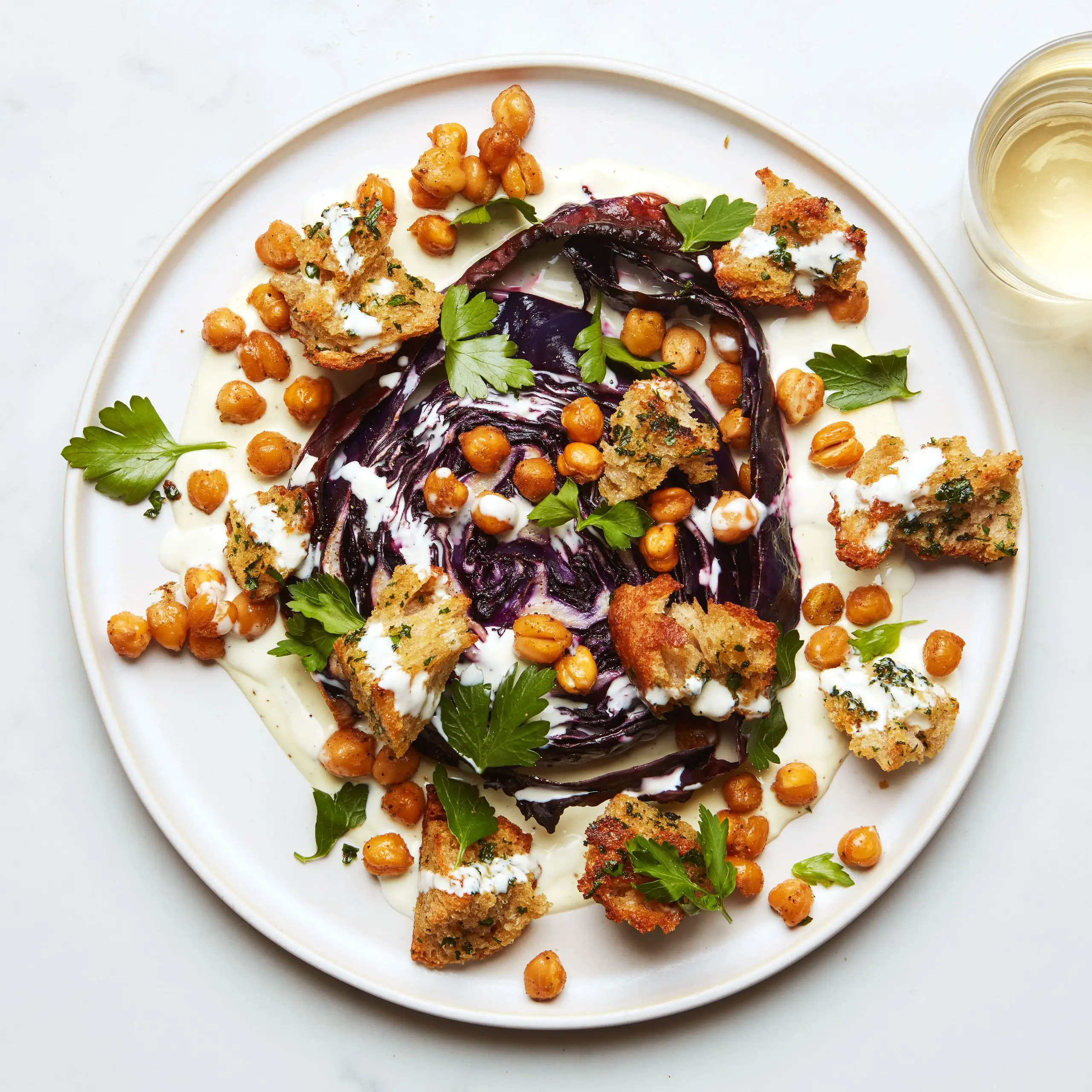 Bifes de repolho assados ​​com grão de bico crocante e herby croutons