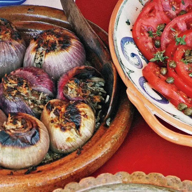 Cebola vermelha recheada assada