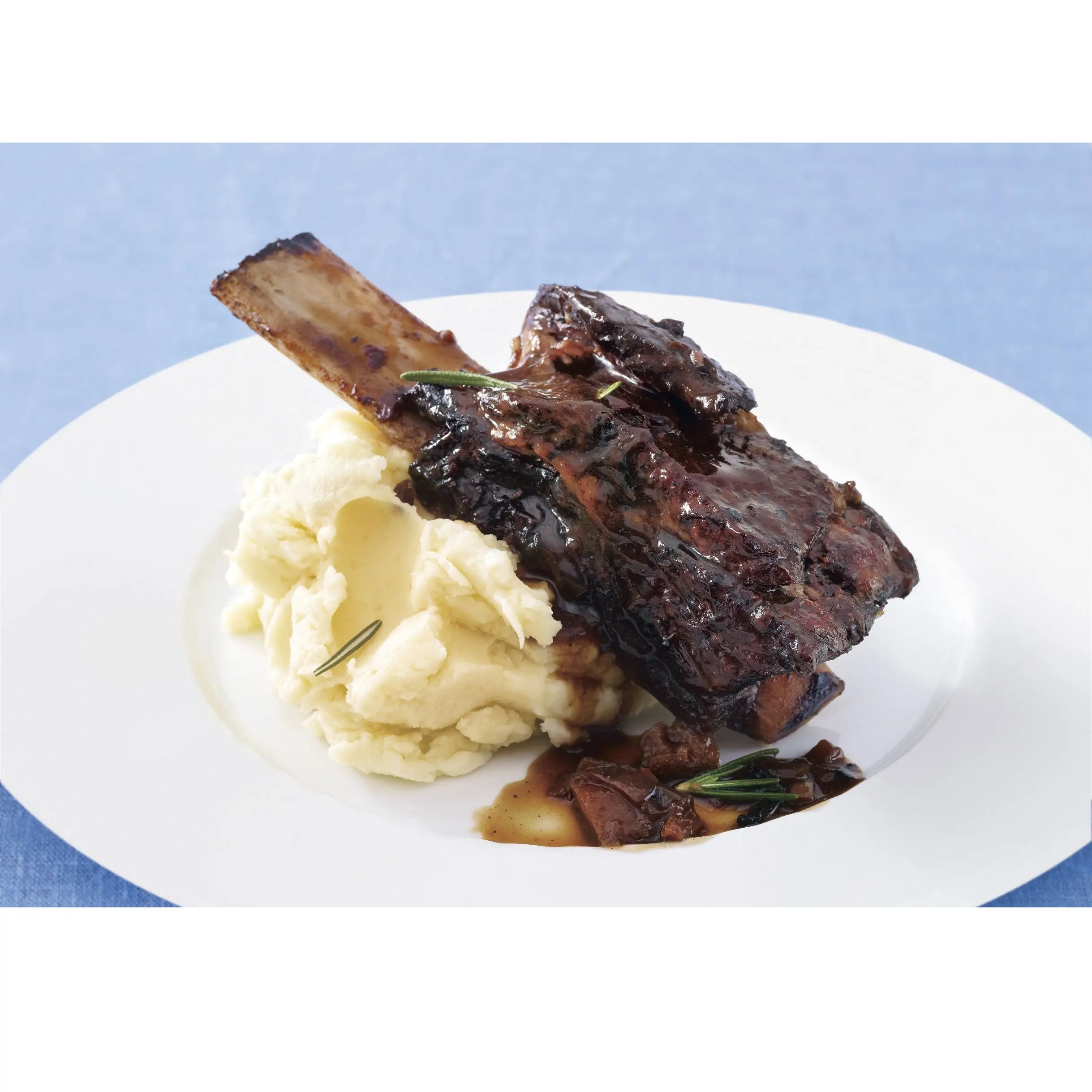 Costelas curtas de carne bovina com zinfandel com purê de rosemary-psnipe batata