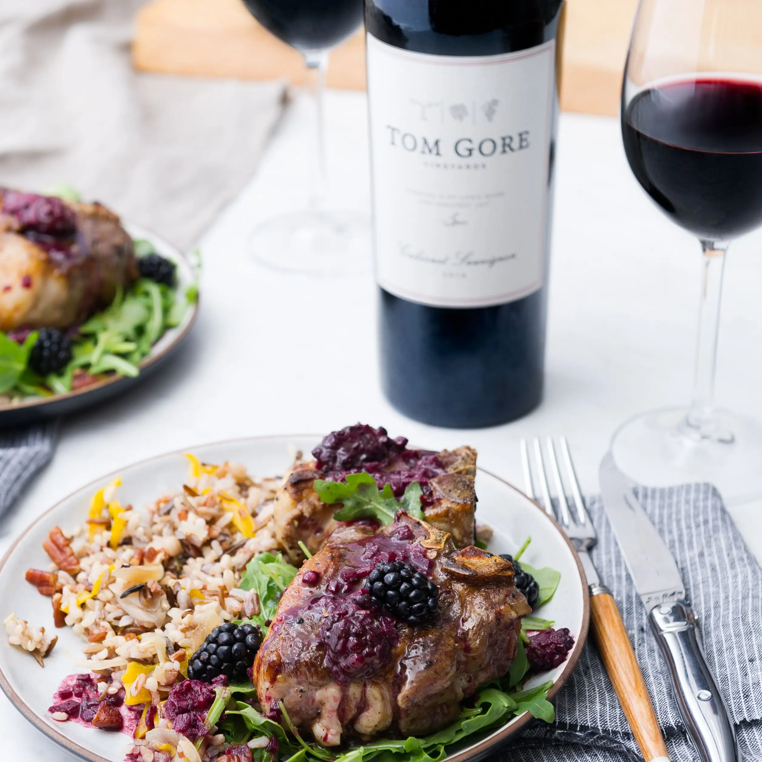 Costeletas de cordeiro com molho de panela de amora e rúcula