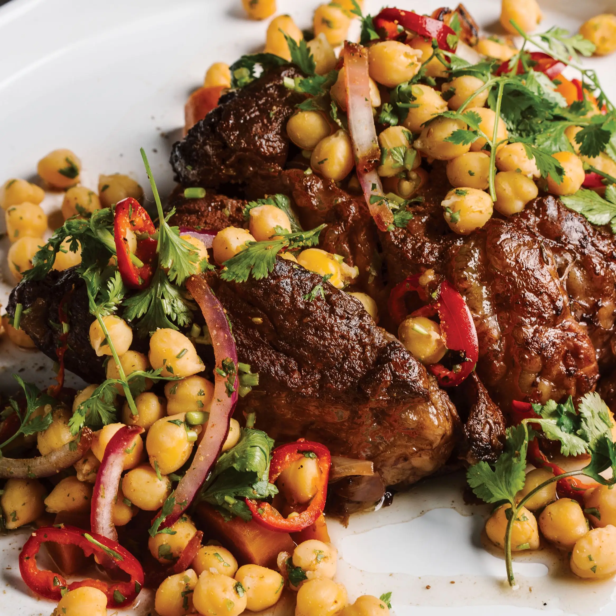 Assado de panela lento com cebola carbonizada