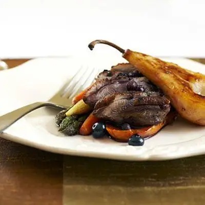 Peito de pato defumado com chá com peras e jus de mirtilo