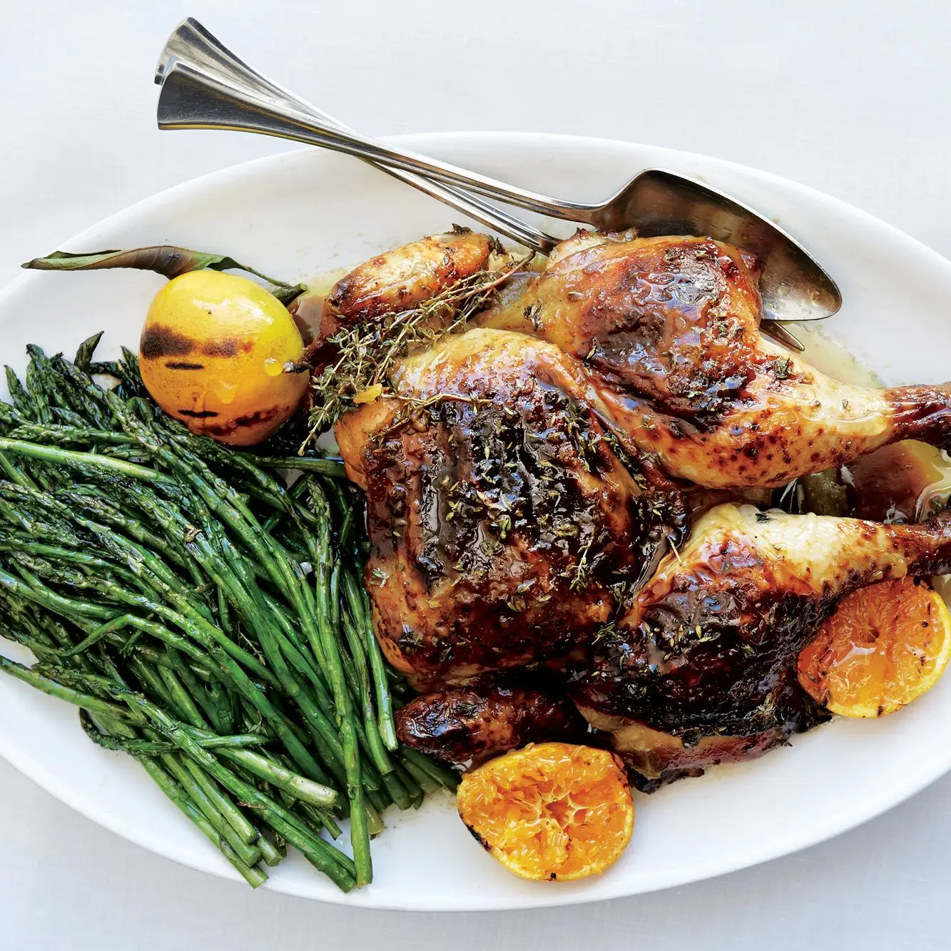 Frango assado com manteiga de ruibarbo e aspargos