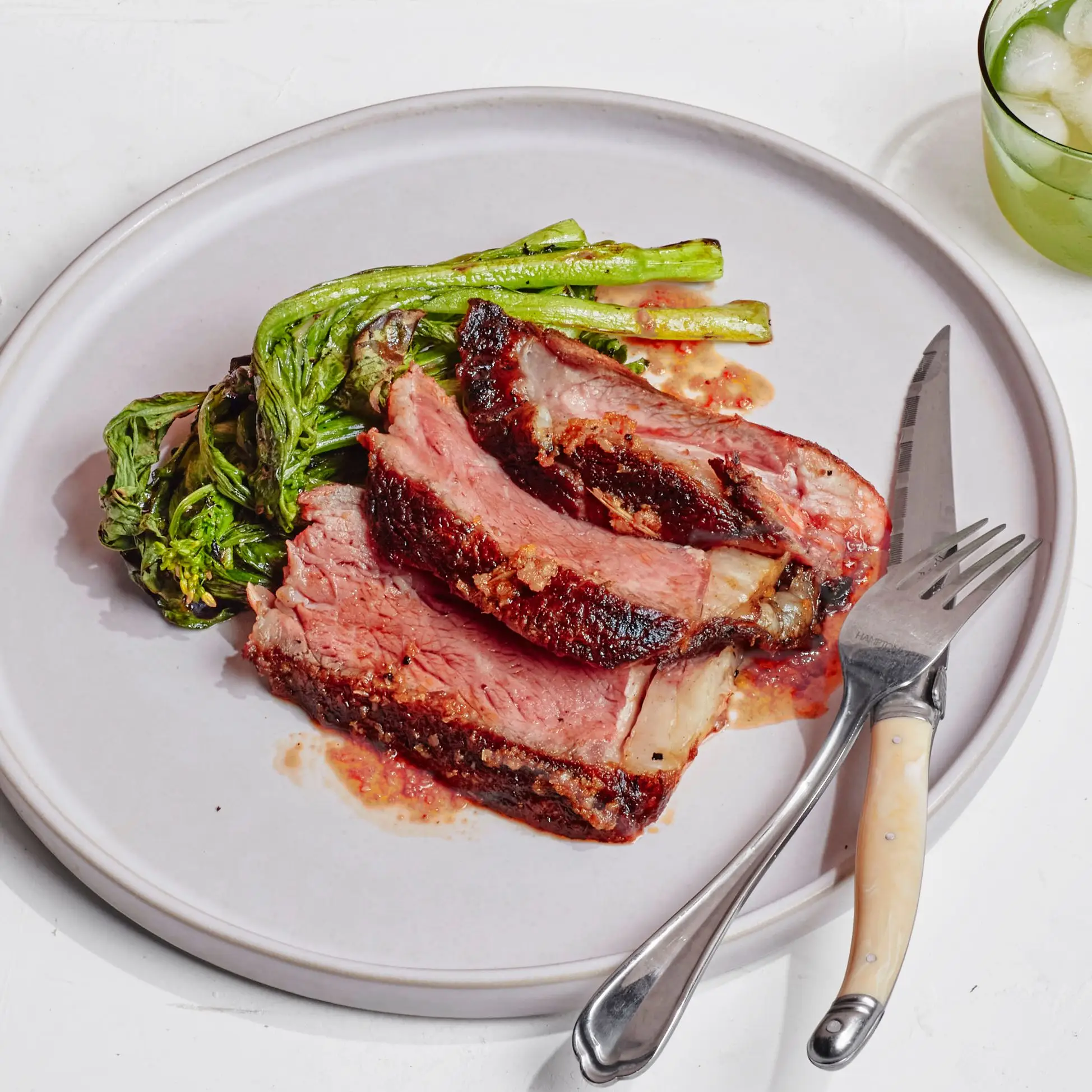 O olho de costela-grelhado com caranguejo