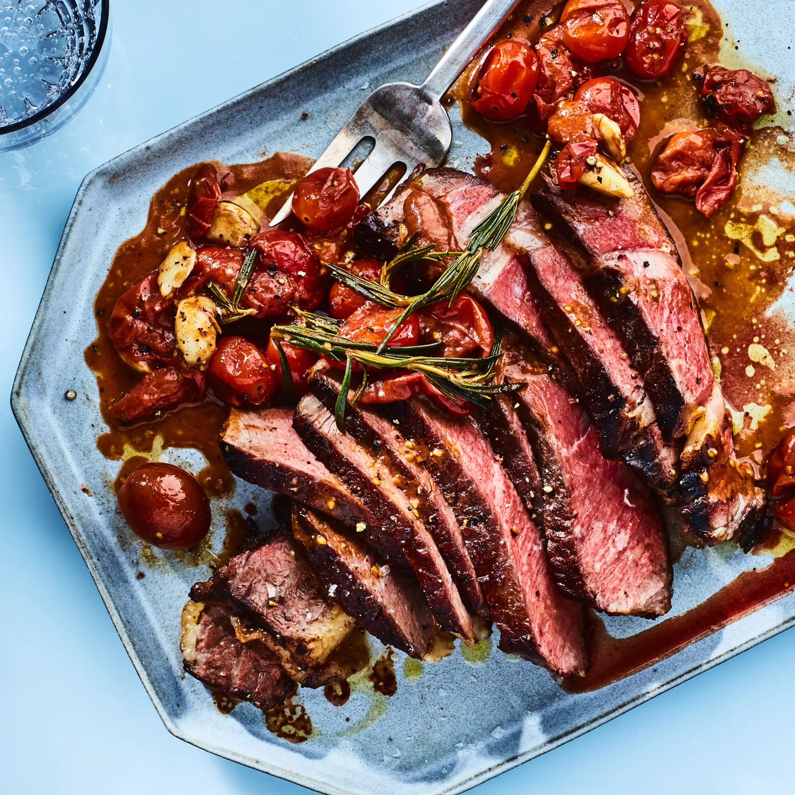 Bife cozinheiro-congelado com molho de tomate cereja Burst