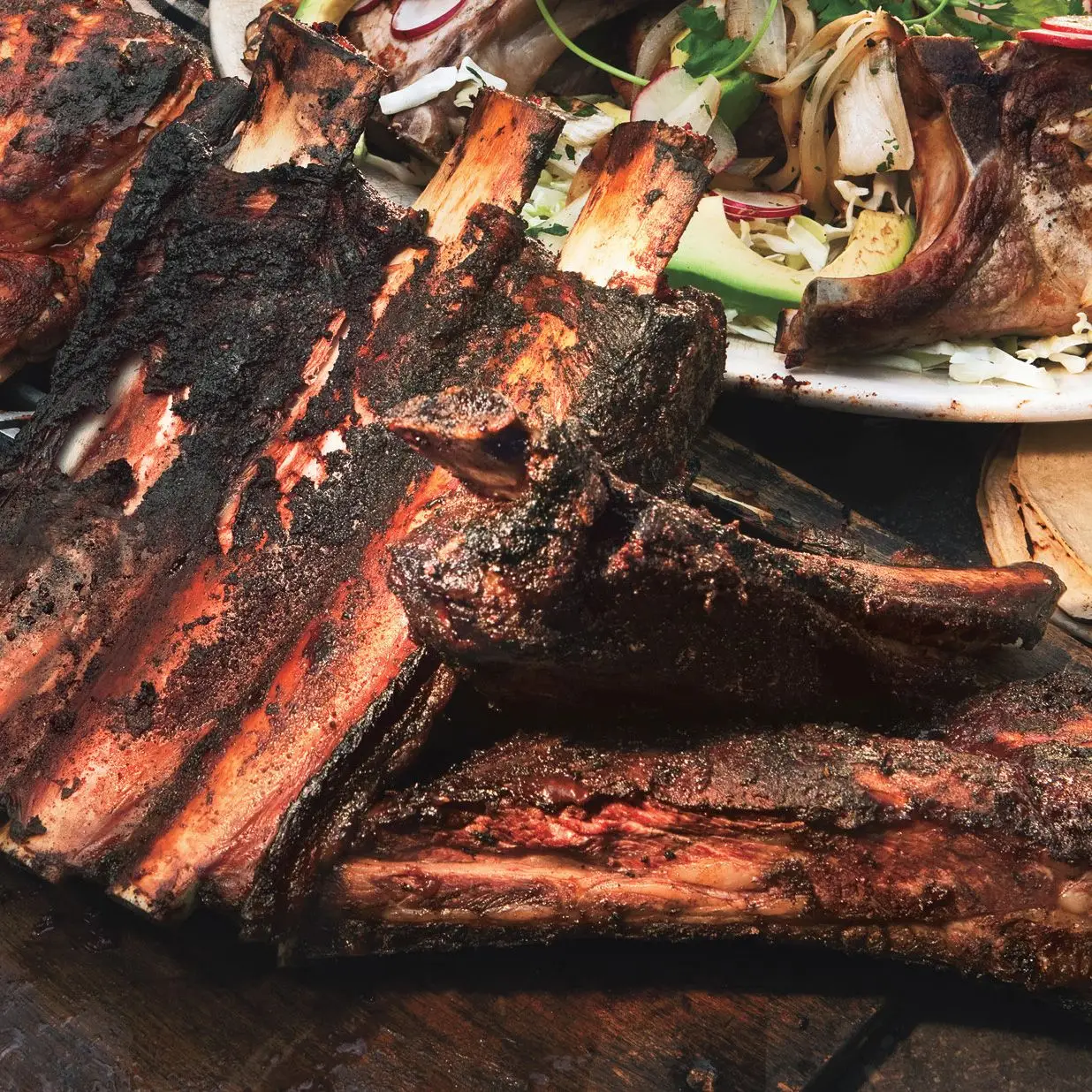 Ossos de dinossauros com molho de churrasco de chipotle-cereja