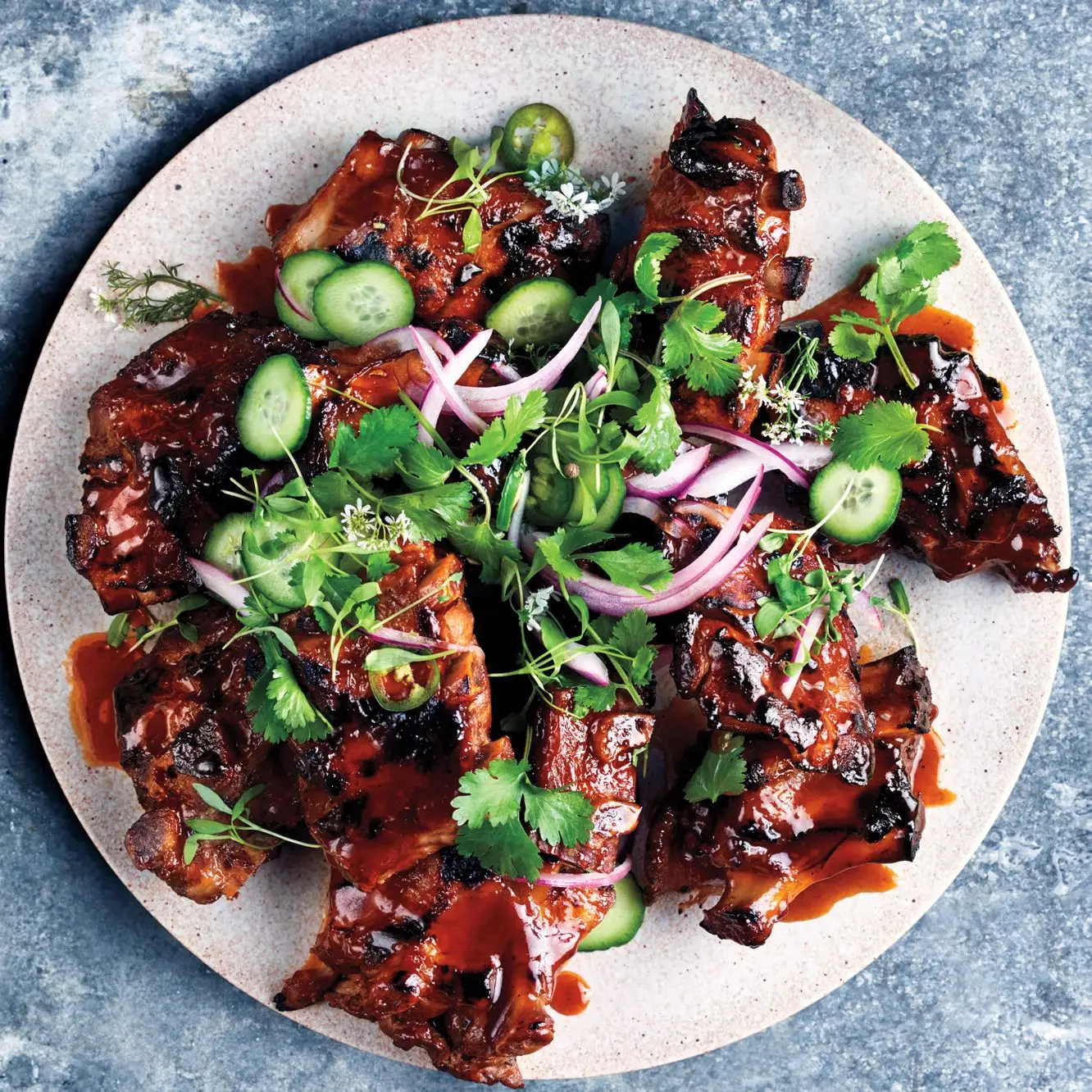 Costelas de bebê com esmalte de tamarindo